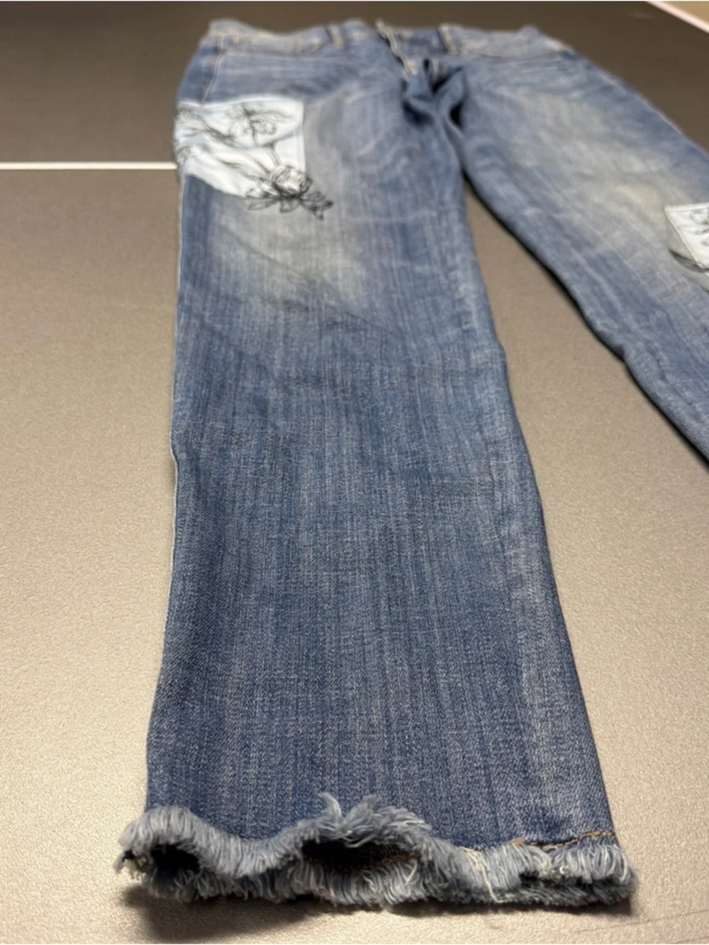 WHITE HOUSE BLACK MARKET FloralPatches Girlfriend Skinny Jeans Sz 2 28x28 RawHem